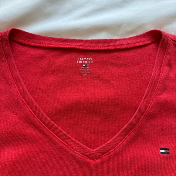 Tommy Hilfiger Women’s Classic Preppy Red V-neck T-shirt Cotton Embroidered Logo - Picture 3 of 4